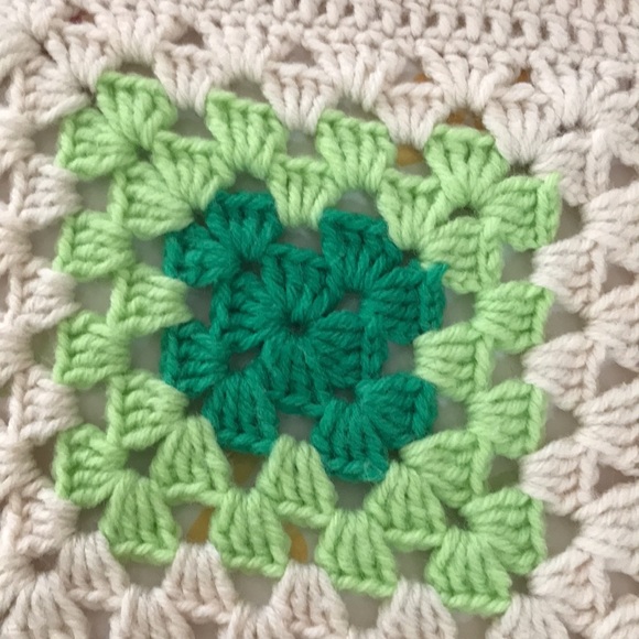 Granny Square crochet throw blanket cream yarn colorful handmade. Tassels green - Picture 16 of 16